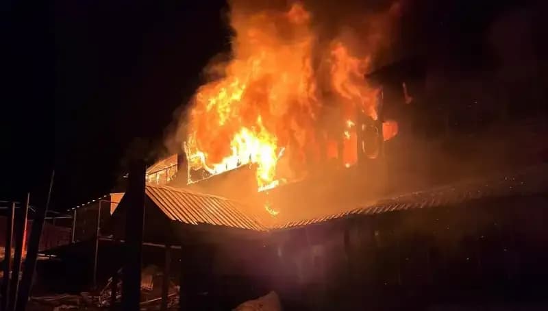 Uludağ'da Denetim Sonrası Kapatılan Otelde Alevler Yükseldi