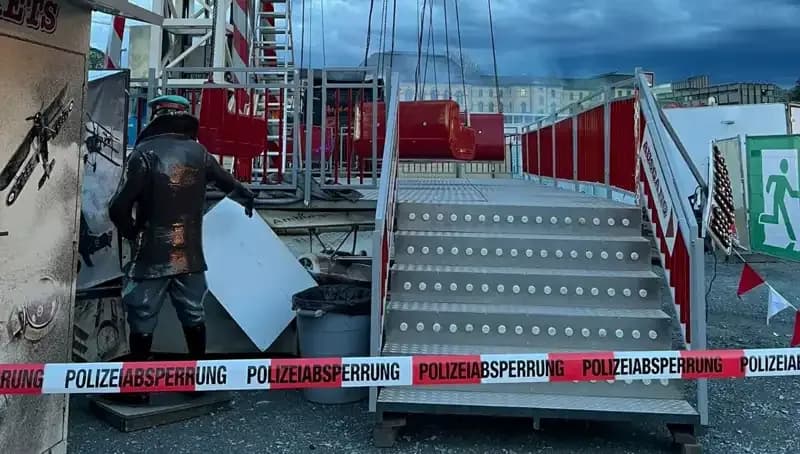 Dev Salıncak Facia Eşiğinde: Reklam Direklerine Çarptı