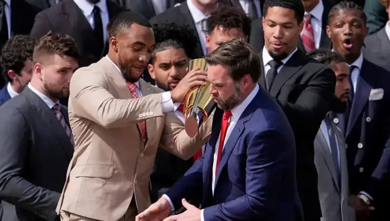 Vance’ın Beyaz Saray'daki Sakarlığı: Şampiyonluk Kupasını Düşürmesi Olay Yaratıyor