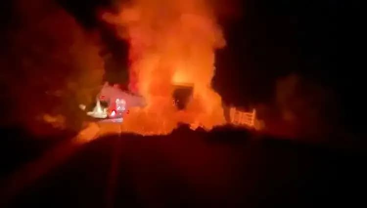 Seyir Halindeki Kamyonet Kısa Sürede Alev Alev Yandı, Nedeni Şaşırttı!