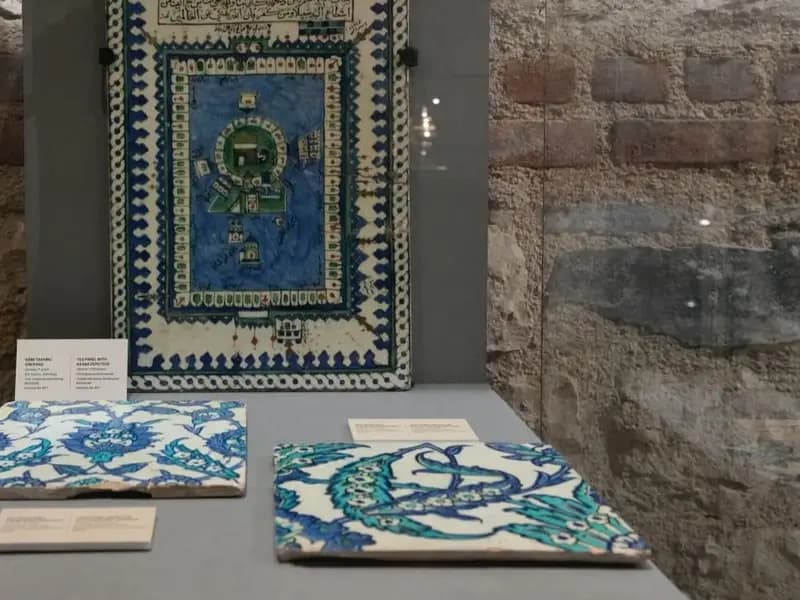 Çalınan 2 İznik Çinisi Türkiye'ye İade Edildi: Kültürel Miras Korundu