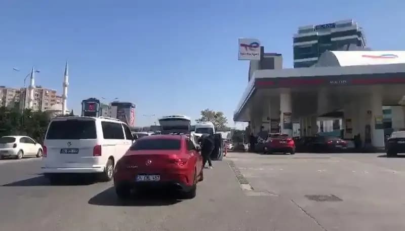 Deprem Sonrası Akaryakıt İstasyonlarında Kuyruklar: Nedenleri ve Sonuçları