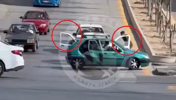 Trafikte Bıçaklı ve Kılıçlı Saldırganlar Gözaltında: Olayın Detayları