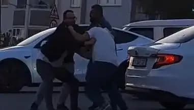 İstanbul'da Tekmeli Yumruklu Kavga: Yol Verme Meselesi Tarafları Saldırıya Dönüştürdü