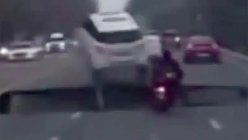 Güney Kore'de Otoyolda Oluşan Dev Çukur Motorsiklet Kazasına Neden Oldu