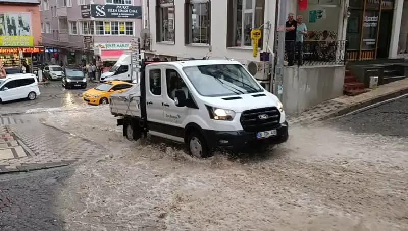 10 Dakikada Gelen Sağanak, Şehirleri Su Altında Bıraktı: Neler Oluyor?