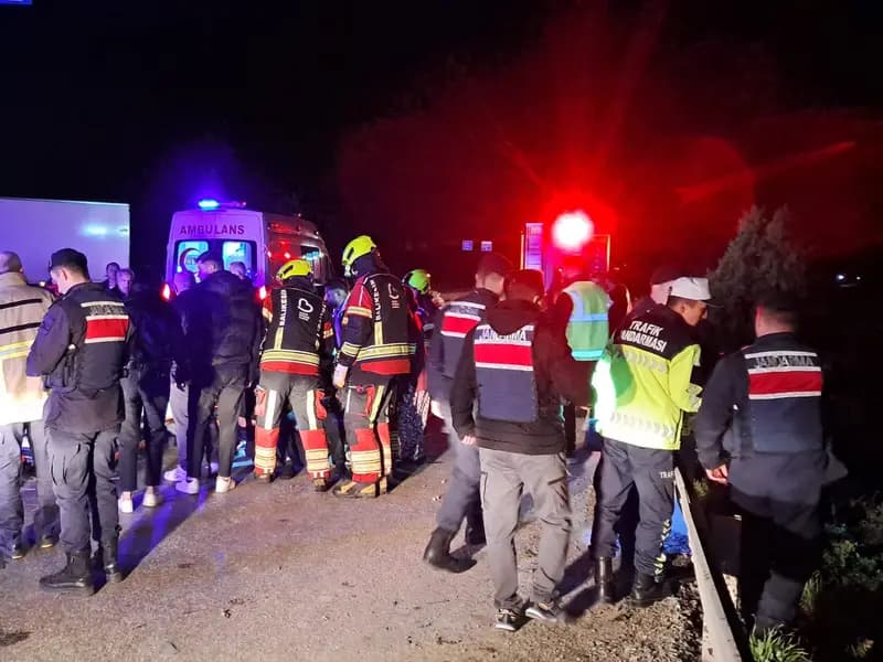 Balıkesir'de Şarampole Devrilen Otomobil: 1 Ölü, 6 Yaralı