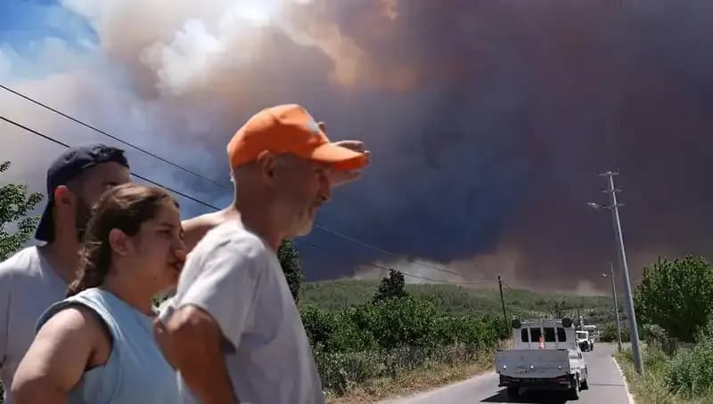 İzmir'de Dev Yangın: Beş Köy ve İki Mahalle Tahliye Edildi!