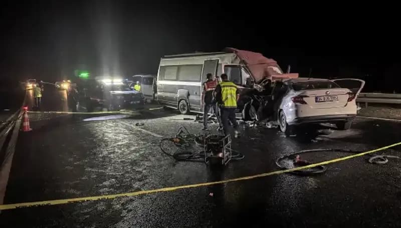 Ters Yönde Minibüse Çarpan Araç Alev Alev Yandı: 1 Ölü, 1 Yaralı