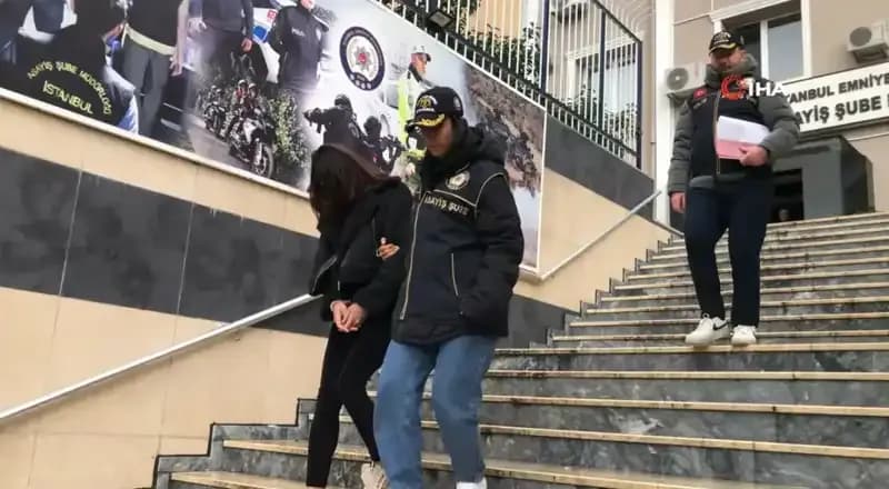 Hırsızlıkta Çocuğunu Kullanan Annenin Üç Kat Suç Kaydı Ortaya Çıktı