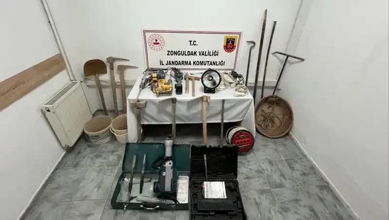 Çaycuma'da Kaçak Kazı Yapan 5 Kişi Suçüstü Yakalandı!