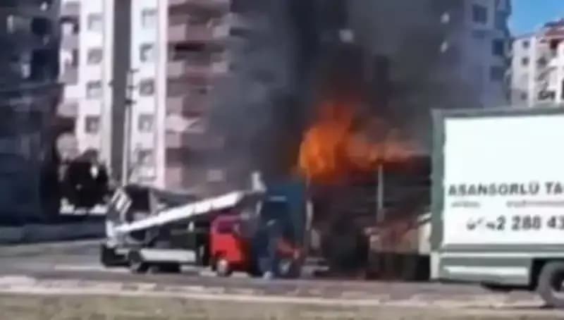 Alev Alev Yanan TIR: Sürücü Son Anda Kurtuldu