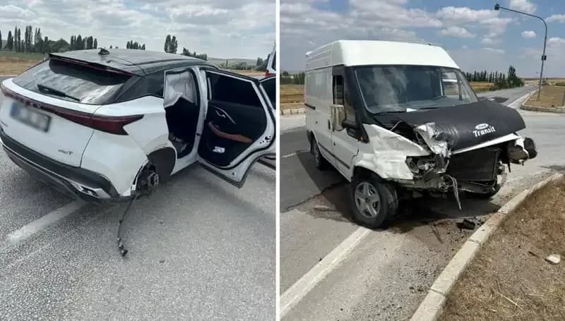 Çorum'da Korkunç Kaza: İki Araç Kafa Kafaya Çarpıştı!