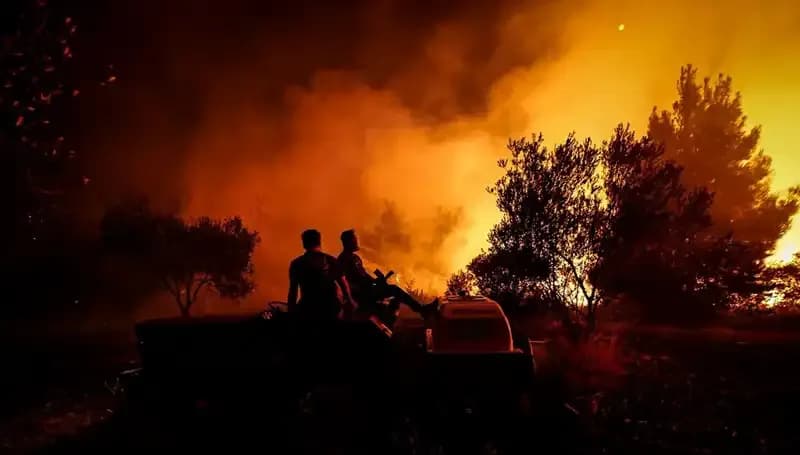 Çanakkale'de Orman Yangını Kontrol Altına Alınmaya Çalışılıyor: 785 Kişi Tahliye Edildi