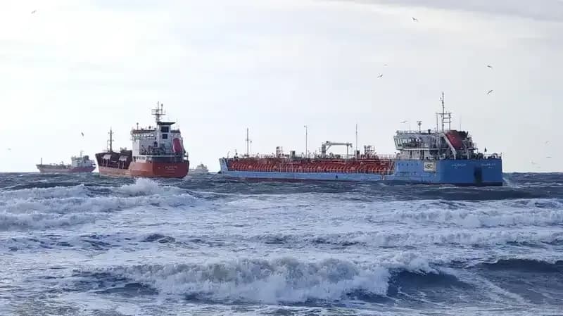 Florya'da Gemilerden Acil Durum Çağrısı: Neler Oluyor?