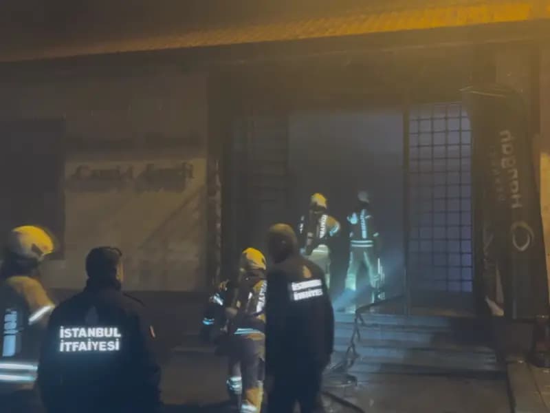 İstanbul'daki Mahmud Efendi Camisi'nde Gece Yangın Çıktı