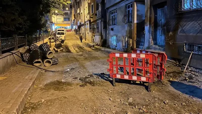 Bayrampaşa'da Altyapı Çalışmaları Sırasında Eğlenceli Olay: Rögar Kapağı Patladı