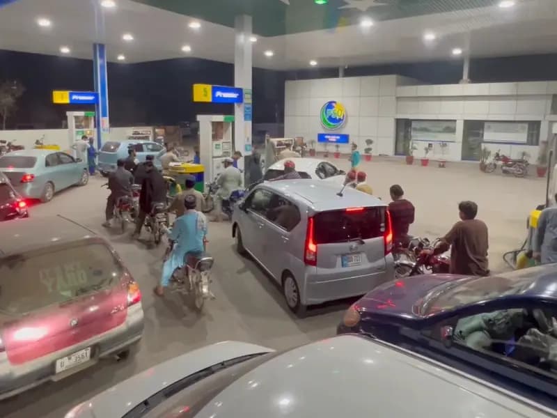 İran Savaşı Nedeniyle Pakistan'da Akaryakıt Kuyrukları Uzadı
