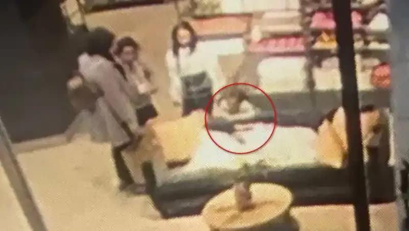 3 Yaşındaki Çocuğa AVM'de Köpek Saldırdı: Aile Şoke Oldu