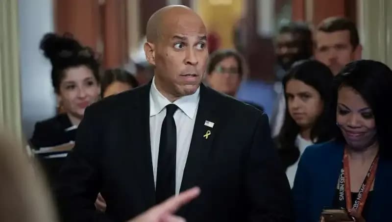 ABD Senatöründen Rekor: 25 Saat Kesintisiz Konuşmayla Tüm Gözleri Üzerine Çekti