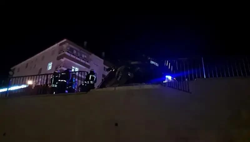 Kontrolden Çıkan Araç Bariyere Çarparak Asılı Kaldı: Kaza Anı Şoke Etti