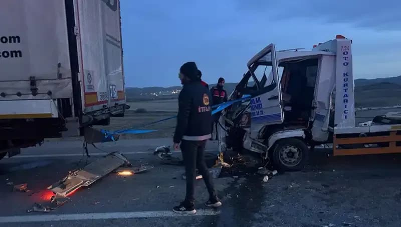 Kazaya Yardım İçin Duran Sürücüyü Çekici Vurdu: 4 Yaralı