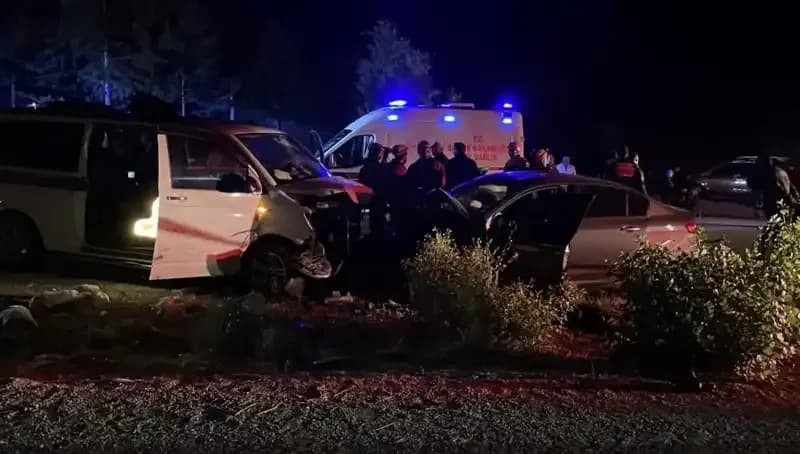 Ters Yön Faciası: Kafa Kafaya Çarpışma Can Aldı, Yaralılar Var!