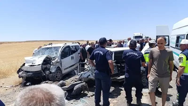 Otomobil ve Hafif Ticari Araç Çarpıştı, 4 Can Gitti, 1 Kişi Yaralandı