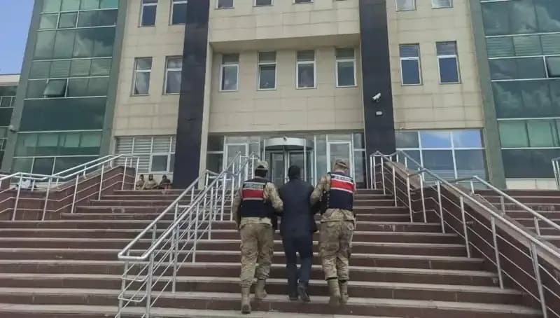 Hapis Cezasıyla Aranan Şüpheli, Gizlendiği Yerde Eşzamanlı Operasyonla Yakalandı