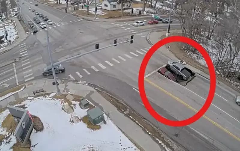 ABD'de Yer Yarılırken Arabalar Nasıl Yutuldu? Dikkat Çeken Görüntüler