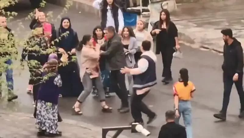 Adliye Önünde Yükselen Gerilim: Tekmeli Yumruklu Kavga Kameralara Yansıdı