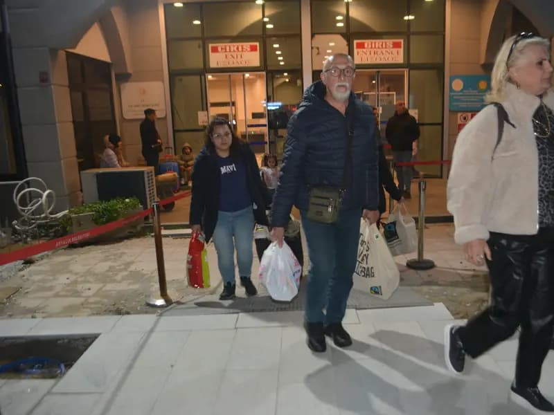 Midilli Adası'nda Mahsur Kalan Türk Tatilciler Yurda Döndü