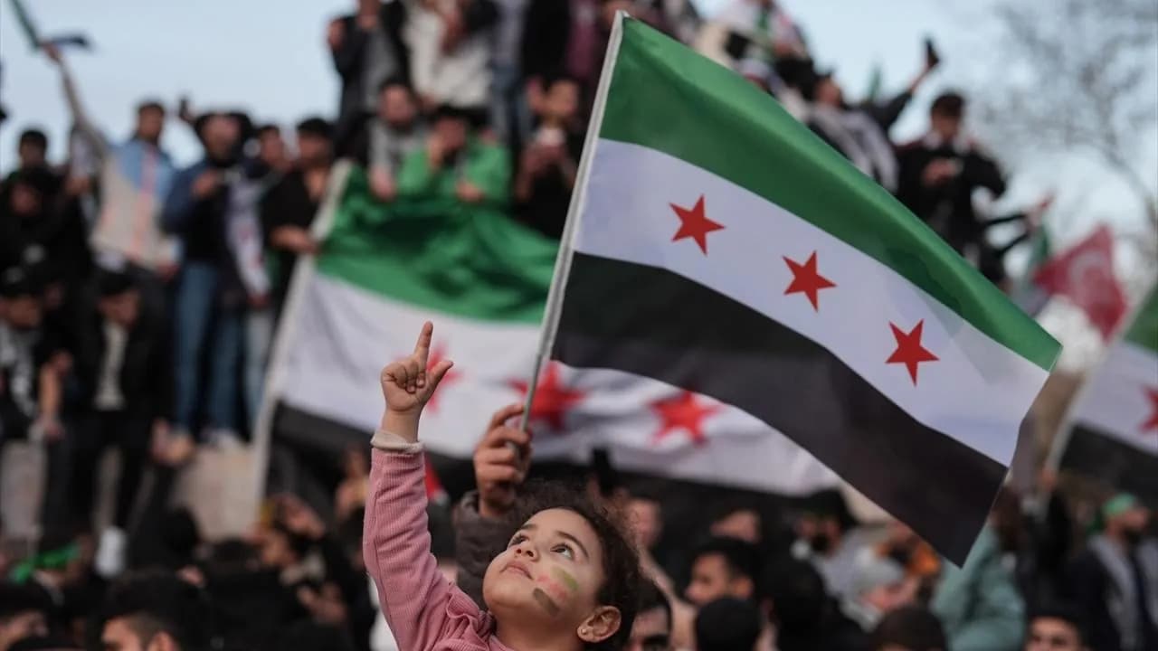 Suriye'nin Yeni Bayrağı Halkı Heyecanlandırdı