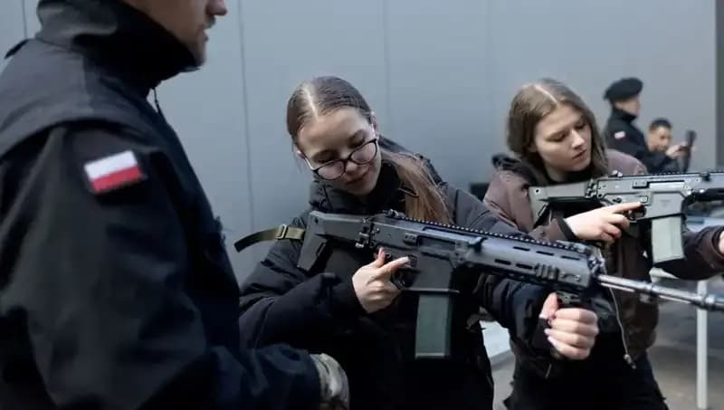 Polonya, Savaş Tehditlerine Karşı Sivilleri Askeri Eğitime Yönlendiriyor