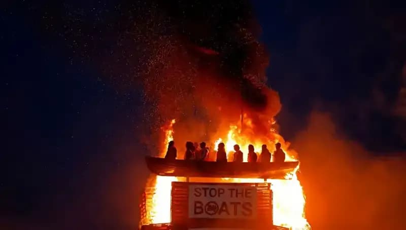 Kuzey İrlanda'da Mülteci Protestoları: Şenlik Ateşinde Kuklalara Yakılan Tepkiler