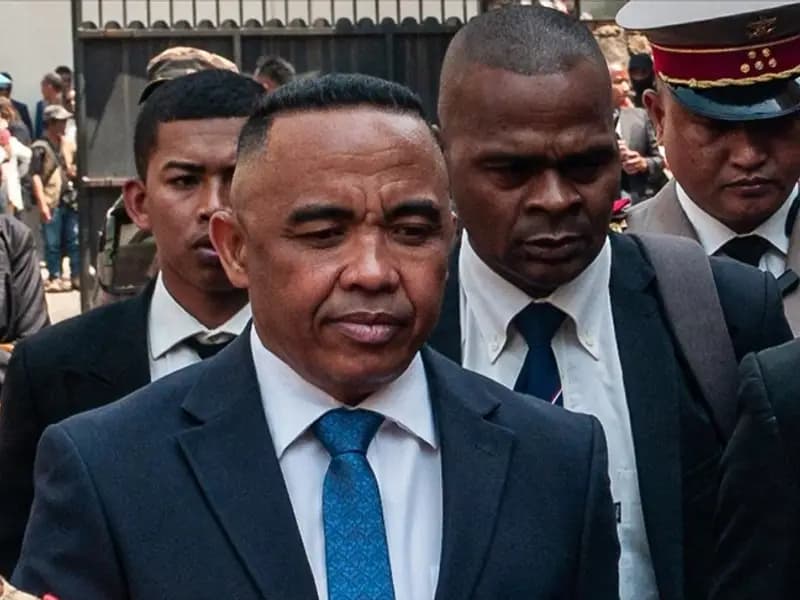 Madagaskar'da Başbakan ve Kabine Üyeleri Görevden Alındı
