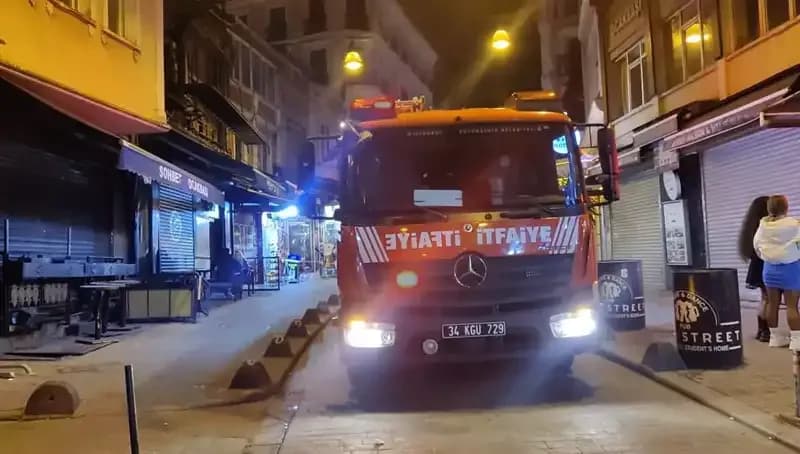 Beyoğlu'nda Asansör Boşluğuna Düşen Müşteri Hayatından Endişe Ediyor