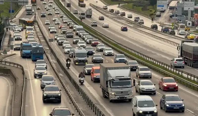 İstanbul'da Sabah Trafiği: Anadolu Yakası'nda Bekleyiş Sürüyor!