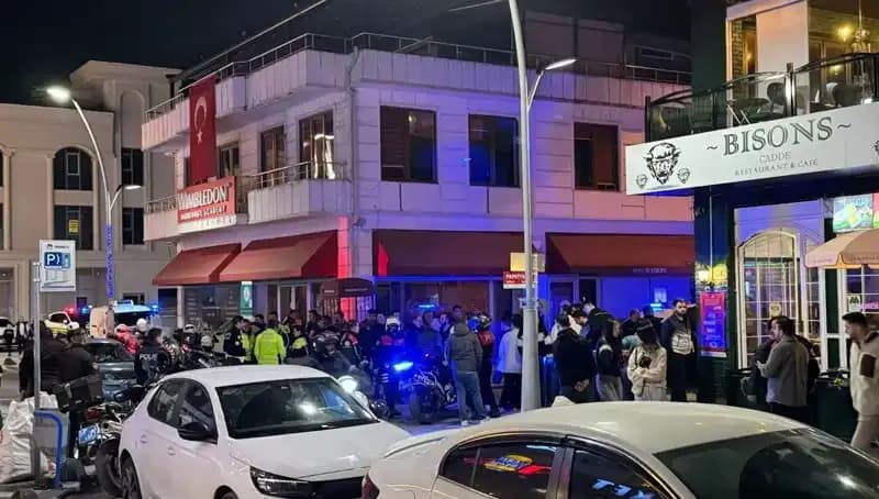 Kafe Sahibine Bıçakla Saldırı: Havaya Ateş Açan Şahıs Kaçtı!