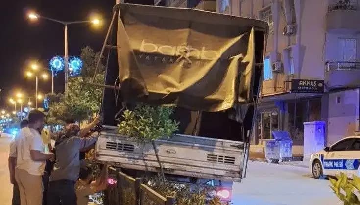 Park Halindeki Kamyonet Fren Boşaltınca Heyecan Dolu Anlar Yaşandı