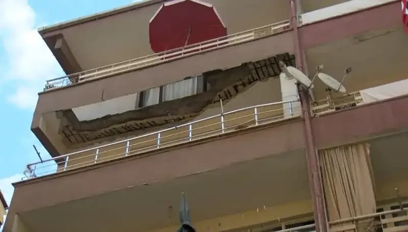 Güngören’de Balkondan Korkutan Çökme! O Anlar Kaydedildi