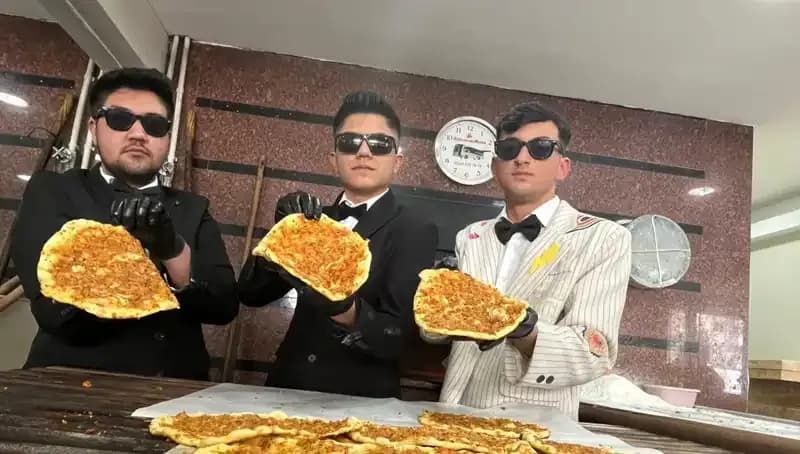 Takım Elbiseli Fırıncıların Şaşırtan Performansı Gözleri Üzerine Çekti