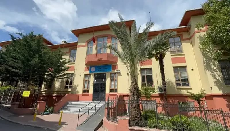 Deprem Sonrası Tehlike: 4 Okul Boşaltıldı, Veliler Ne Yapacak?