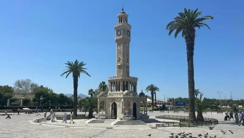 İzmir’de Sıcak Hava Dalgalanması: Meydanlar Boş, Vatandaş Eylemde