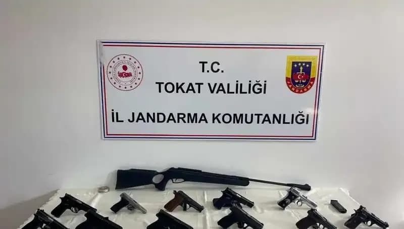 Tokat’ta Kaçak Silah Operasyonu: İki Şahıs Yakalandı, Kaçakçılıkla Mücadele Devam Ediyor!