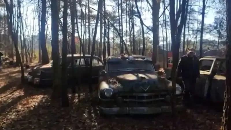 Amerika'da Otomobil Tutkununun 4 Katlı Evi: Araç Mezarlığına Dönüştürülen Zemin Kat