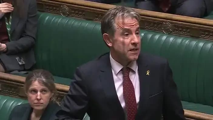 İngiliz Vekil Çocuk İstismarı Suçlamasıyla Gözaltına Alındı: Kamuoyunu Şok Eden Olay