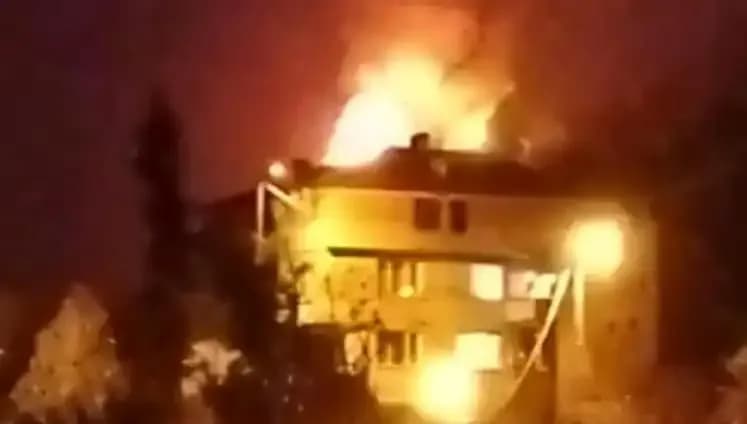 Saman Dolu Çatı Alev Alev Yandı, Mahalleli Gözyaşları İçinde Sokaklarda!