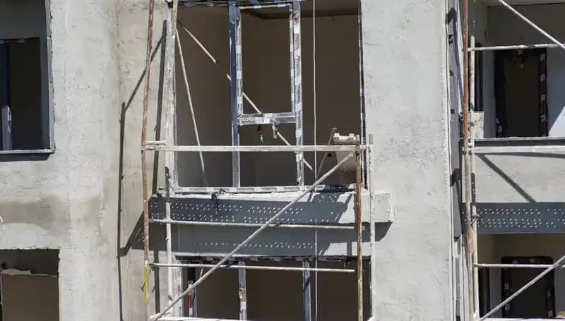 İnşaat Alanında Güvenlik Açıkları: Merdiven Kazasında İşçi Yaralandı