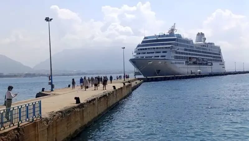 ABD'li Turistler Alanya'da Yaz Tatiline Renk Katmak İçin Kruvaziyerle Geldi